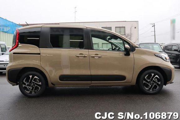 Toyota Sienta in Brown for Sale Image 6