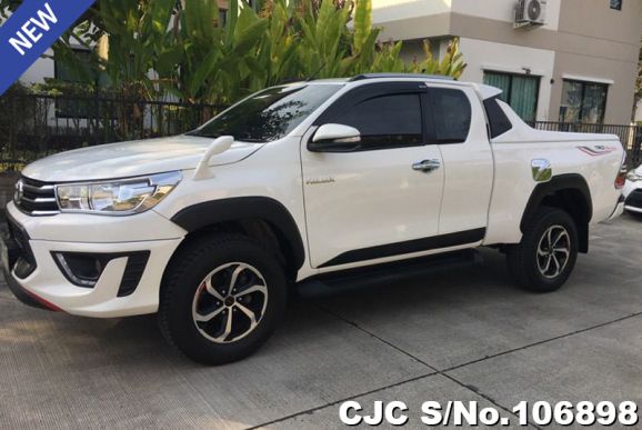 Toyota Hilux in White for Sale Image 3