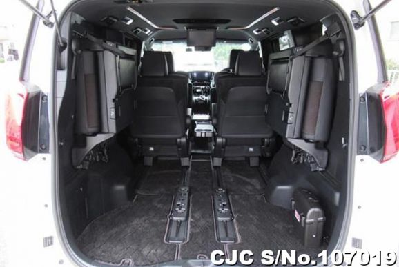 Toyota Alphard in Pearl for Sale Image 2