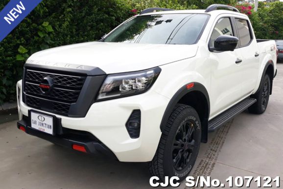 Nissan Navara in Pearl White for Sale Image 3