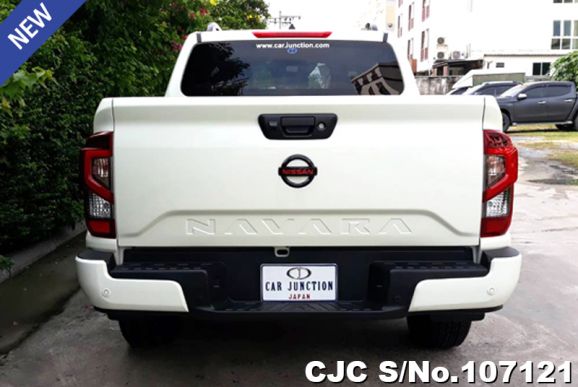 Nissan Navara in Pearl White for Sale Image 4