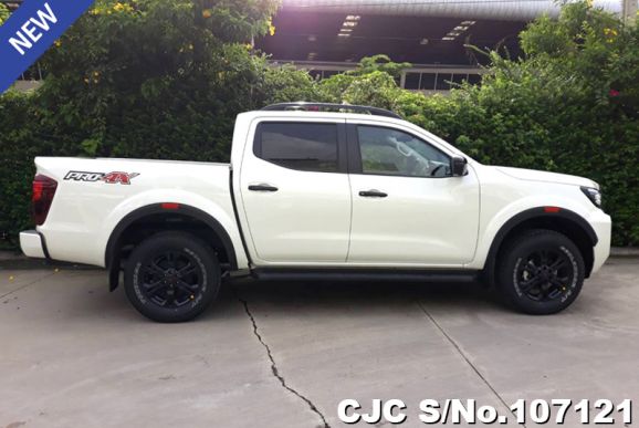 Nissan Navara in Pearl White for Sale Image 7