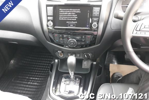 Nissan Navara in Pearl White for Sale Image 9