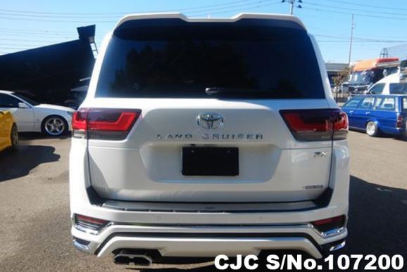 Toyota Land Cruiser in White for Sale Image 5