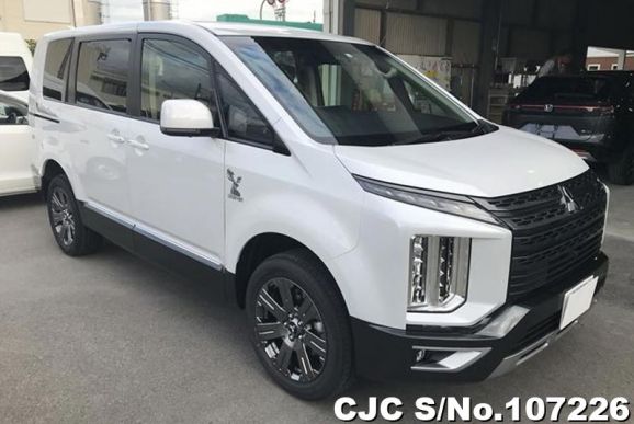 Mitsubishi Delica D5 in White for Sale Image 0