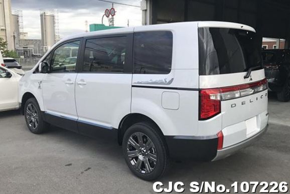 Mitsubishi Delica D5 in White for Sale Image 2