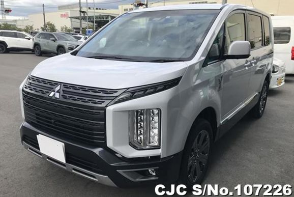 Mitsubishi Delica D5 in White for Sale Image 3