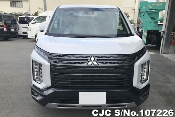 Mitsubishi Delica D5 in White for Sale Image 4