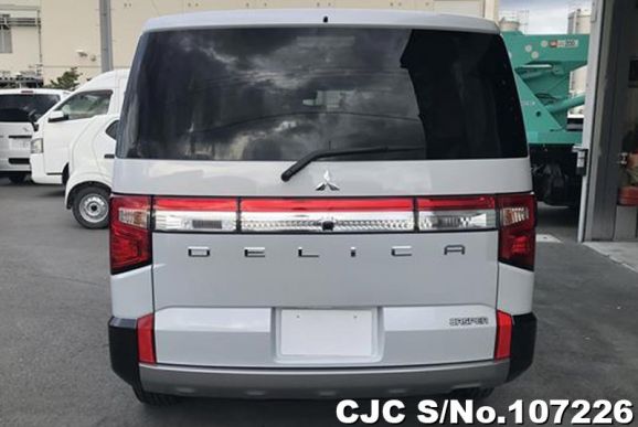 Mitsubishi Delica D5 in White for Sale Image 5