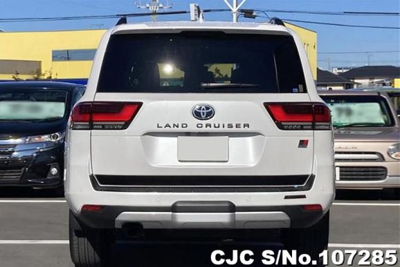 Toyota Land Cruiser in White for Sale Image 1