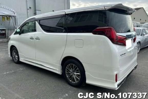 Toyota Alphard in White for Sale Image 1