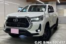 Toyota Hilux in White for Sale Image 3