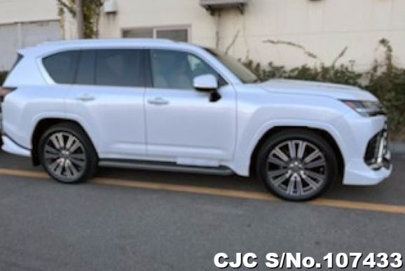 Lexus LX 600 in Pearl for Sale Image 4