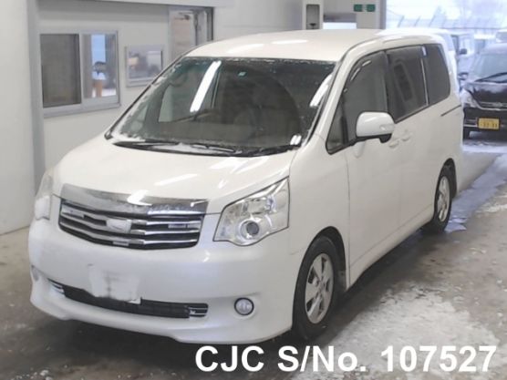 Toyota Noah in White for Sale Image 0