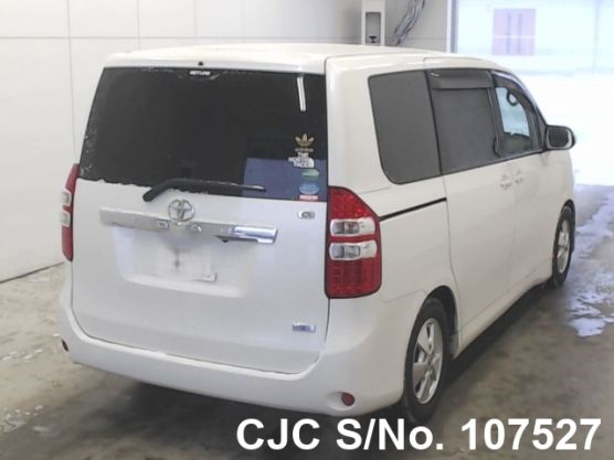 Toyota Noah in White for Sale Image 1