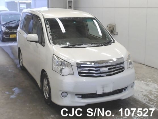 Toyota Noah in White for Sale Image 3