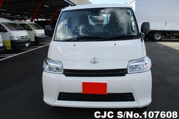 Toyota Townace in White for Sale Image 2