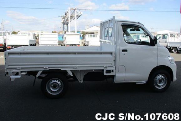 Toyota Townace in White for Sale Image 4