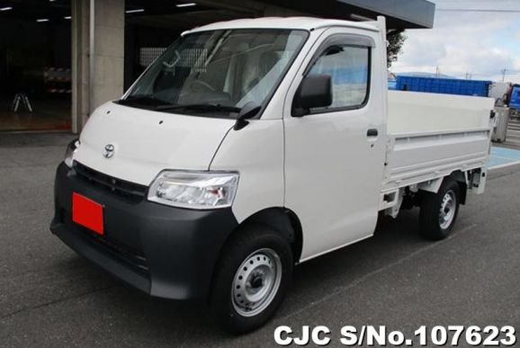 Toyota Townace in White for Sale Image 0