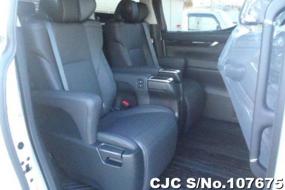 Toyota Alphard in White for Sale Image 10