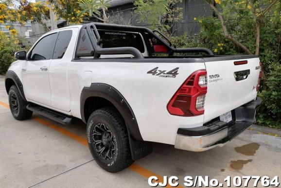 Toyota Hilux in White for Sale Image 1