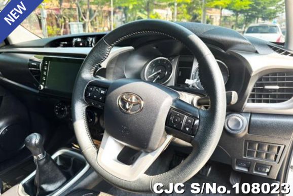 Toyota Hilux in White for Sale Image 3