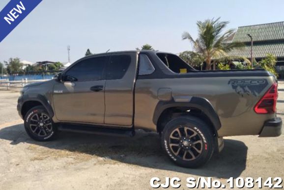 Toyota Hilux in Oxide Bronze Metallic for Sale Image 3