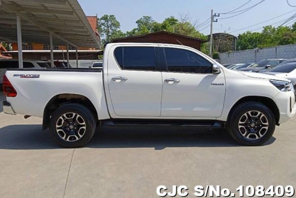 Toyota Hilux in White for Sale Image 4