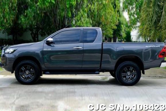 Toyota Hilux in Gray for Sale Image 3