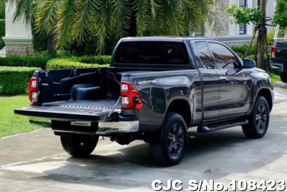 Toyota Hilux in Gray for Sale Image 4