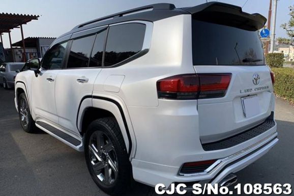 Toyota Land Cruiser in White for Sale Image 1