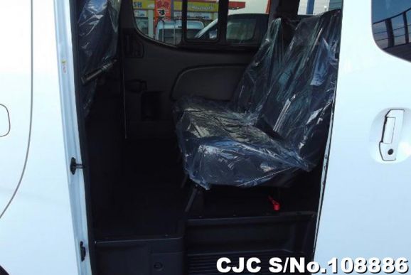 Nissan Caravan in Pearl for Sale Image 13