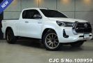 Toyota Hilux in White for Sale Image 0