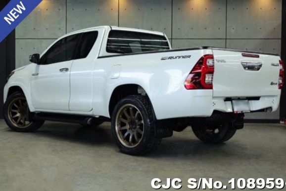 Toyota Hilux in White for Sale Image 1