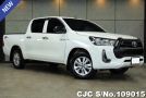 Toyota Hilux in White for Sale Image 0