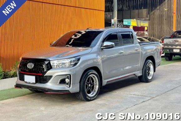 Toyota Hilux in Gray for Sale Image 3