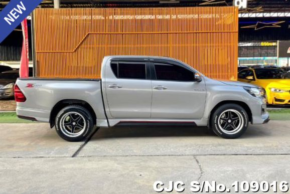 Toyota Hilux in Gray for Sale Image 5