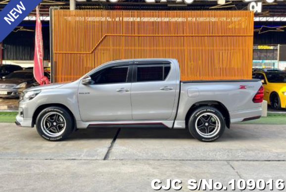 Toyota Hilux in Gray for Sale Image 6