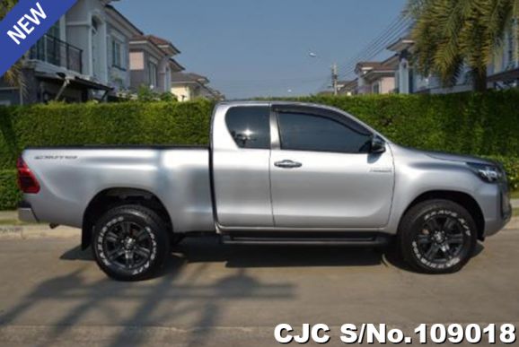 Toyota Hilux in Silver for Sale Image 4