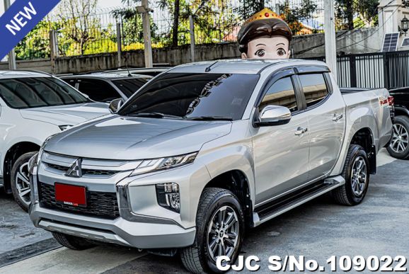 Mitsubishi  in Silver for Sale Image 3