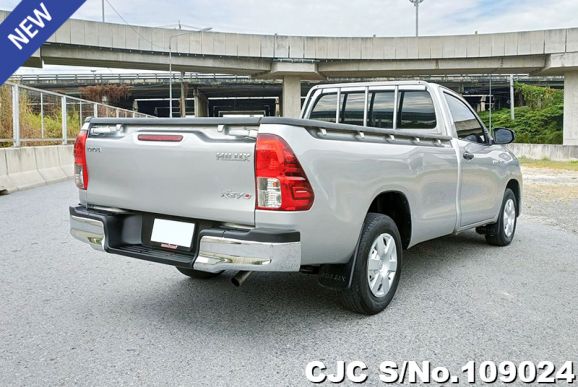 Toyota Hilux in Silver for Sale Image 2