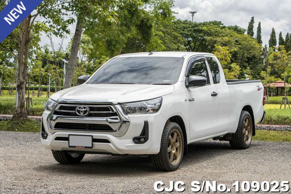 Toyota Hilux in White for Sale Image 0