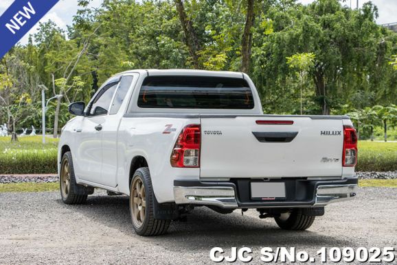 Toyota Hilux in White for Sale Image 2