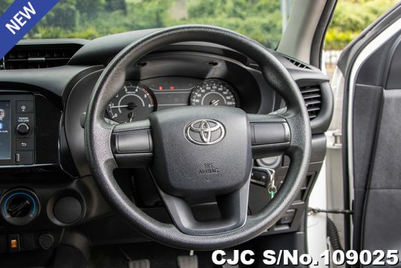 Toyota Hilux in White for Sale Image 9