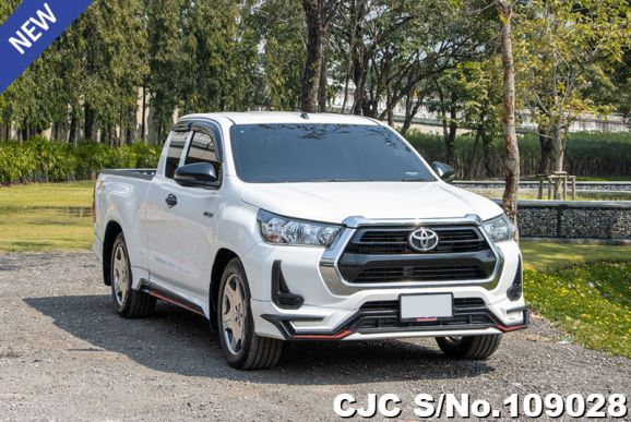 Toyota Hilux in White for Sale Image 0