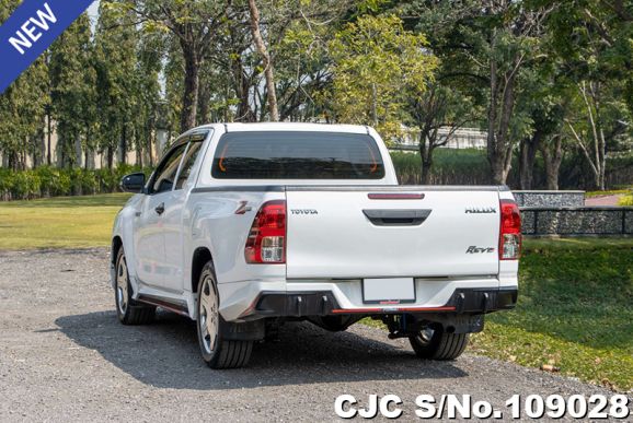 Toyota Hilux in White for Sale Image 2