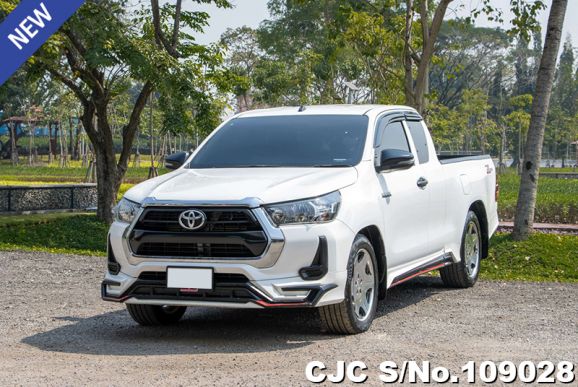 Toyota Hilux in White for Sale Image 3