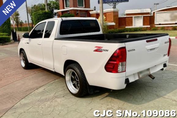 Toyota Hilux in White for Sale Image 2