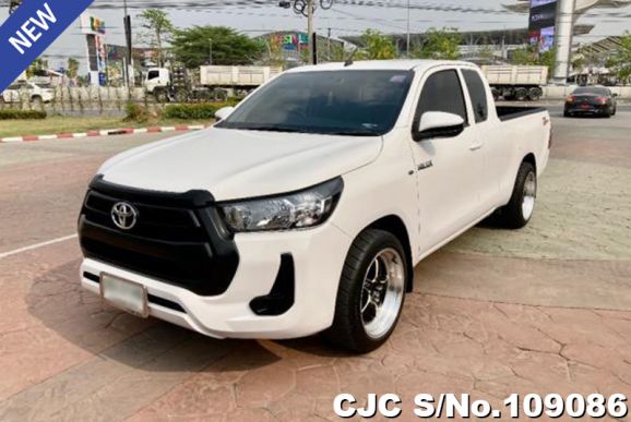 Toyota Hilux in White for Sale Image 3