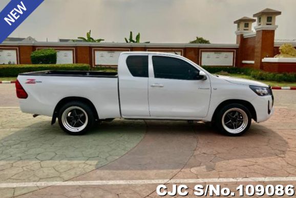 Toyota Hilux in White for Sale Image 4